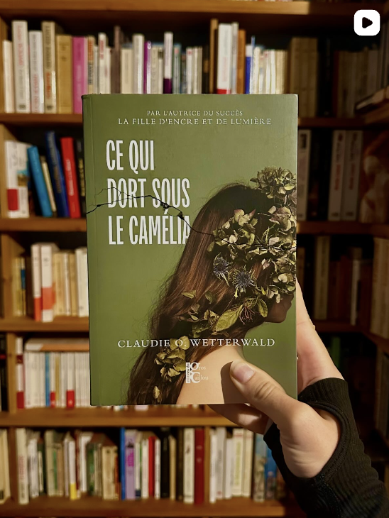 Post instagram en collaboration avec Jeannotselivre sur le roman "Ce qui dort sous le Camélia" écrit par Claudie O.Wetterwald